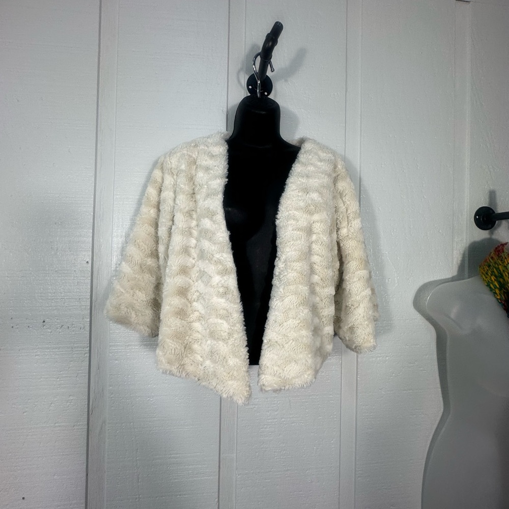 Ronni Nicole Off White Women’s Faux Fur Wrap Size Small EUC
